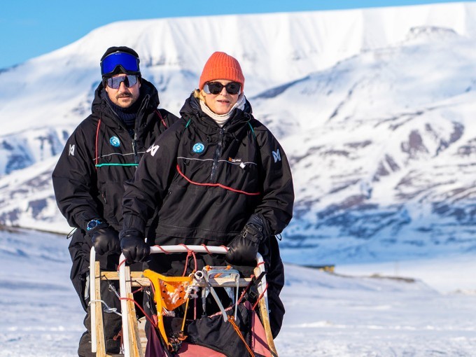 Kronprinsparet fikk kjøre hundespann på besøk hos Arctic Husky Travellers utenfor Longyearbyen. Foto: Ole Berg-Rusten / NTB