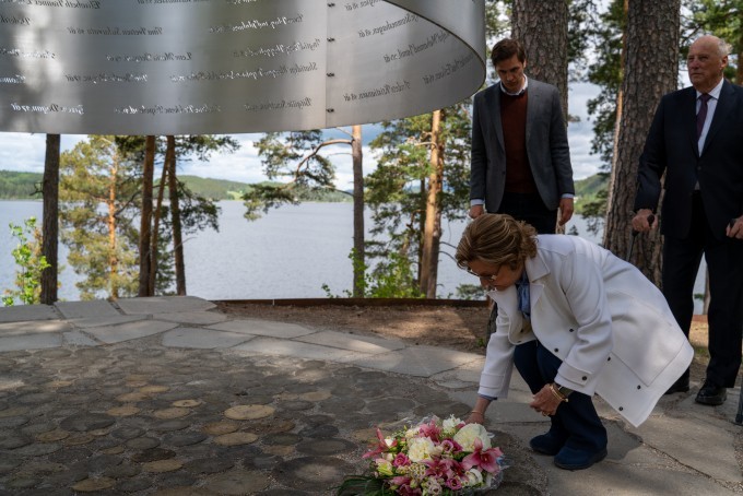 Dronning Sonja la ned blomster ved minnesmerket Lysningen. (Foto: Simen Sund / Det kongelige hoff)