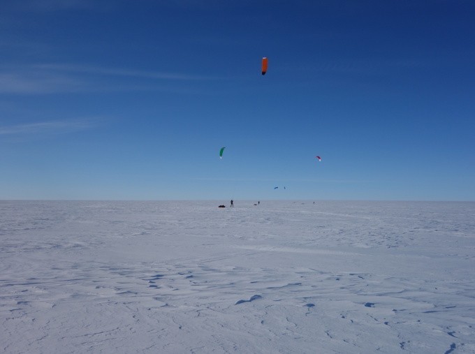 Det er mulig å tilbakelegge store avstander med kite i løpet av en dag - om vinden er riktig, terrenget flatt og snøforholdene gode. Foto: Markus Landrø, UiT.