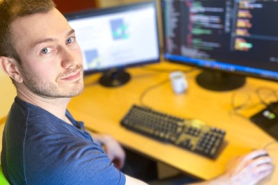 Nav sitt digitale talent-program gav fast jobb for gameren Ole Kristian Simensen i Surnadal