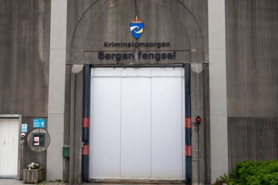Tre tidligere innsatte i Bergen fengsel saksøker staten etter omfattende nakenvisitering