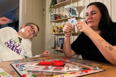 Troy (9) kan ikke gå på skolen fordi kommunen ikke greier å skaffe assistent