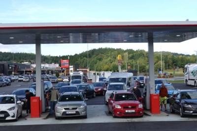 Fjerner norsk avgiftskutt på drivstoff – svensker vil gjøre kuttene permanente